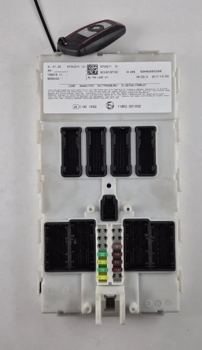 BMW 8709211 FEM Lear 5CU21BF02 módulo FEM con llave