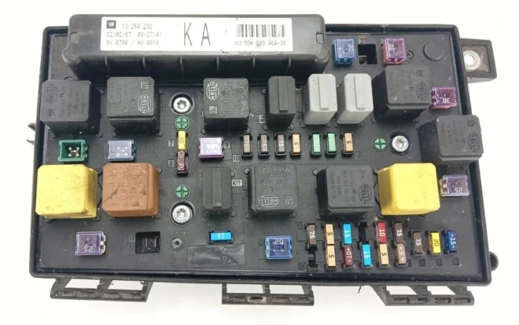Boîtier fusibles UEC Opel Astra H / Zafira B 13250232 KA Hella 5DK009464-30 – étiquette et fusibles