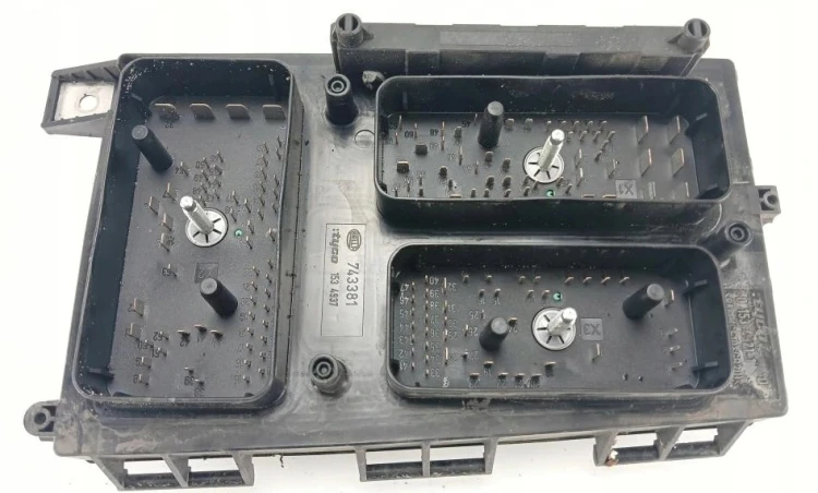 Skrzynka bezpieczników UEC Opel Astra H / Zafira B 13250232 KA Hella 5DK009464-30 – złącza X1–X3 od spodu