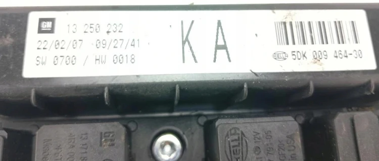 Boîtier fusibles UEC Opel Astra H / Zafira B 13250232 KA Hella 5DK009464-30 – gros plan étiquette SW 0700 / HW 0018