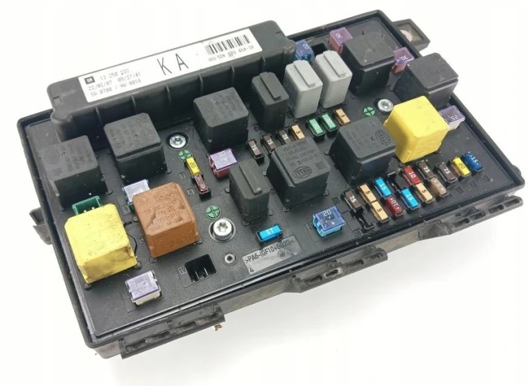 Caja de fusibles UEC Opel Astra H / Zafira B 13250232 KA Hella 5DK009464-30 – vista de fusibles y relés