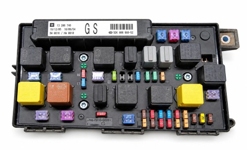 Caja de fusibles UEC 13206746 GS Hella 5DK008668-52 para Opel Astra H / Zafira B – vista de fusibles y relés