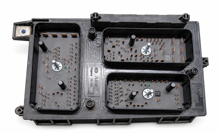 Caixa de fusíveis UEC 13206746 GS Hella 5DK008668-52 para Opel Astra H / Zafira B – conectores X1–X3, vista inferior