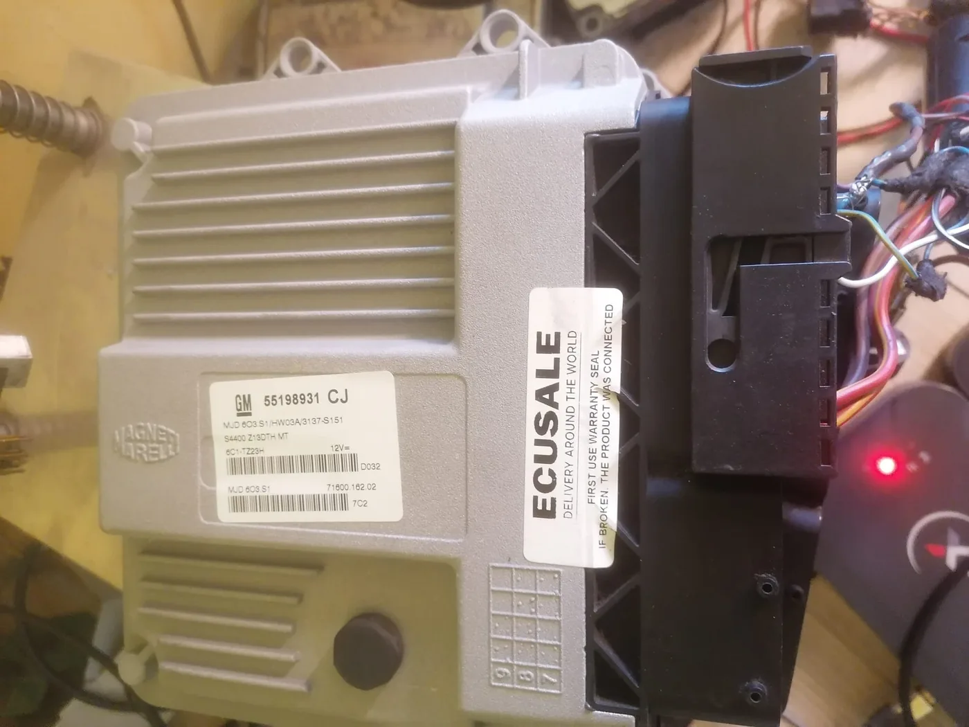 Calculateur moteur Opel Corsa D 1.3 CDTI 55198931 CJ avec boîtier reconditionné et sceau ECUSALE