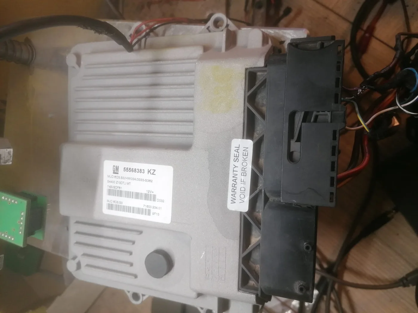 Calculateur Opel Corsa D 1.3 CDTI 55568383 KZ branché sur le banc de test