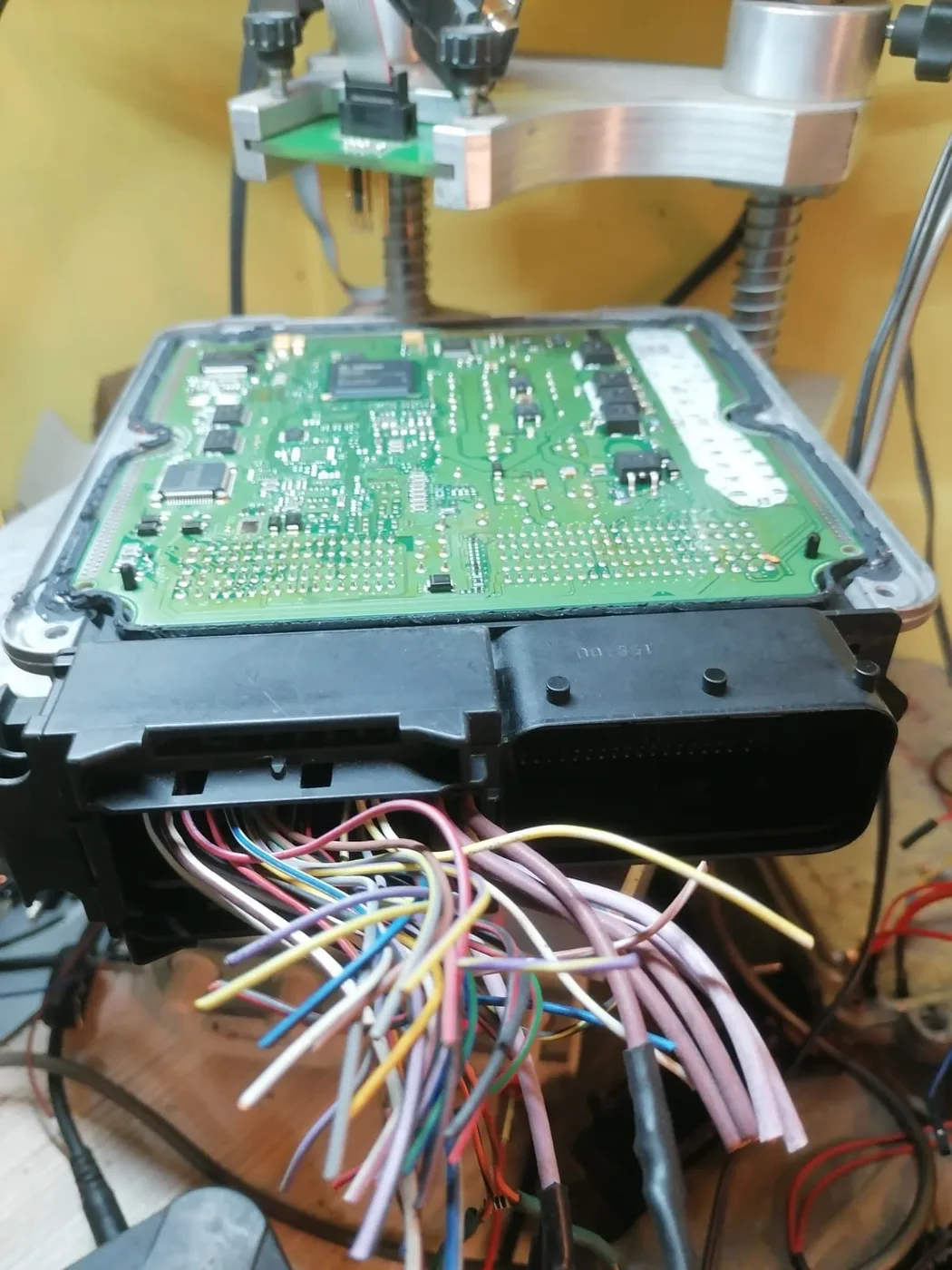 Calculateur moteur Opel Corsa D 1.3 CDTI ouvert sur le banc – contrôle de la carte